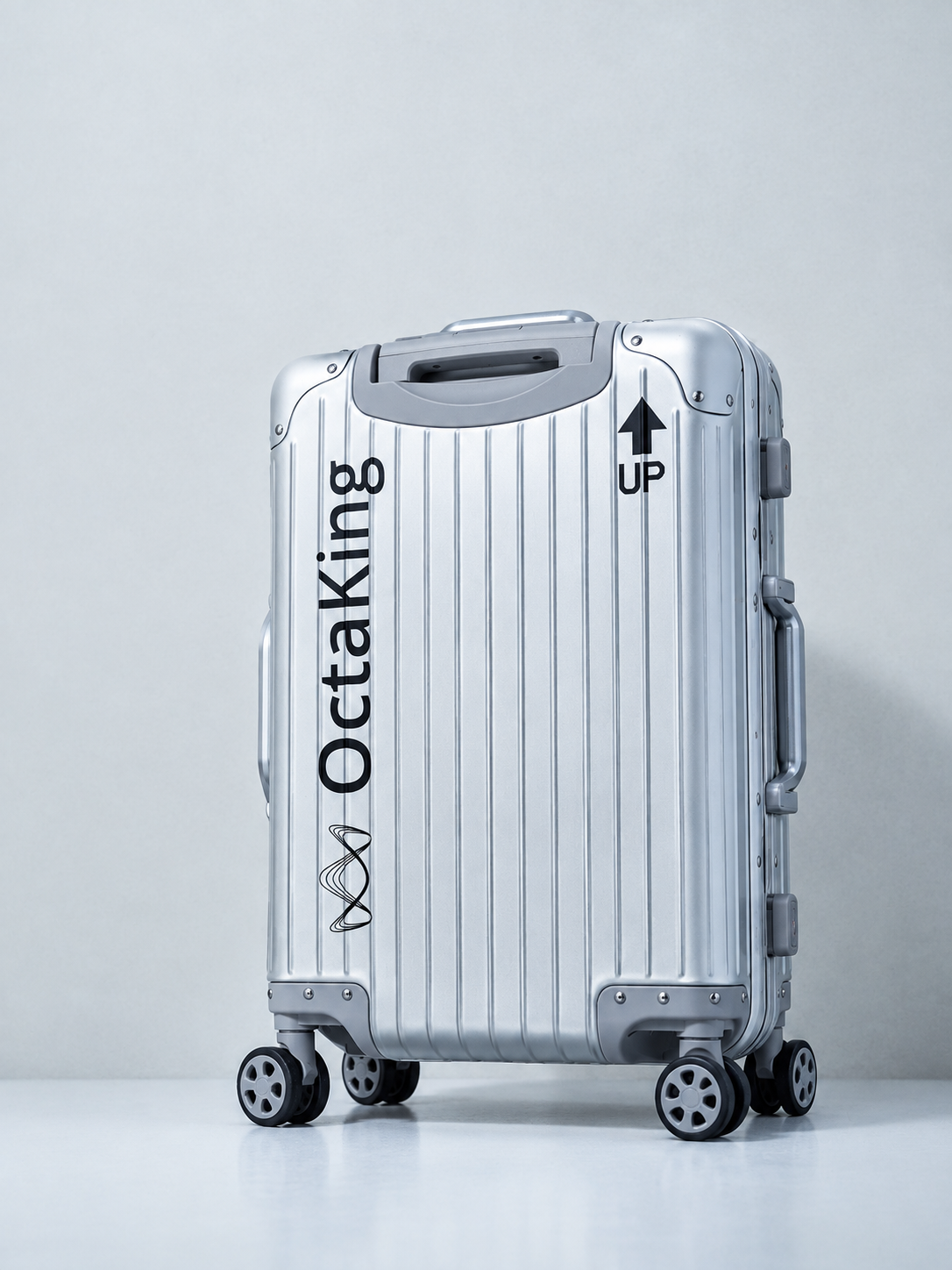 OctaKing branded aluminium cabin suitcase for the AERO 01 travel guitar
